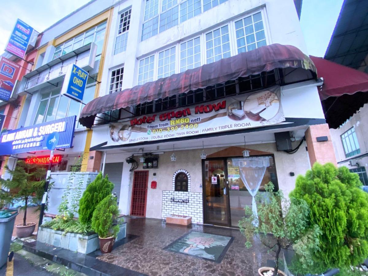 Mr Hotel Nusa Bestari Скудай Екстер'єр фото